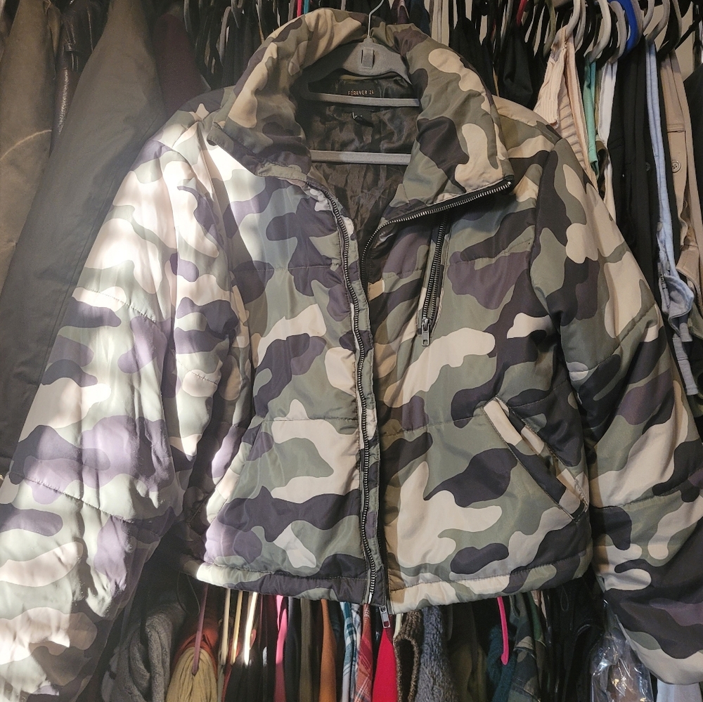 Great condition forever 21 Camo short puffer jacket. Side pockets and zipper